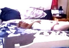 ベッドの上に横たわっている白い魚網に身を包んだ女の子と指とディルドで彼女の猫を撫でる 女の子 の ため の 無料 エロ 動画